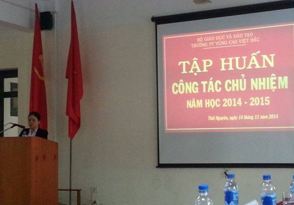 C&ocirc; T&ocirc; Thị Thoa - Ph&oacute; HT chụp ảnh lưu niệm với Đội tuyển Văn